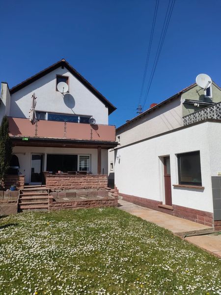 PROVISIONSFREI ! Solides 1-2 Familienhaus gut in Schuss